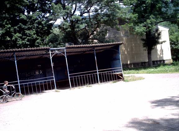 Выгружаемся в поселке Новом напротив остановки (дальше автобус и не поедет).