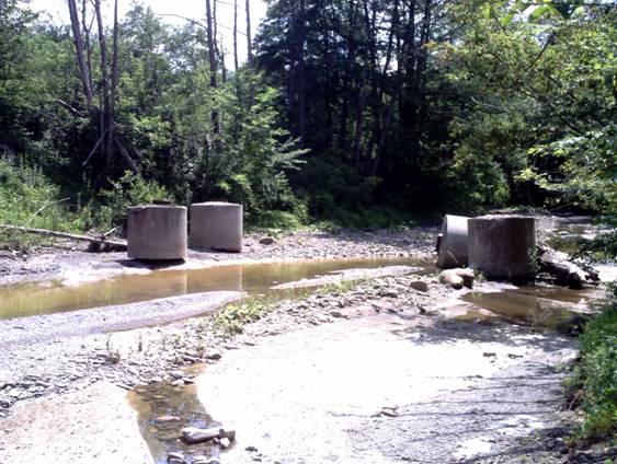 Мост давно разрушен, слева видны только бетонные опоры.